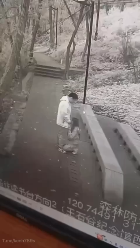 bu-cu-public-bi-camera-ghi-hinh-lai